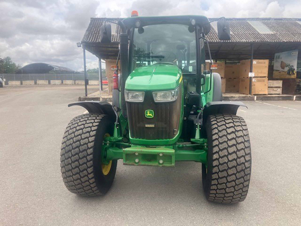 John Deere 5085M - Traktor: obrázek 3 John Deere 5085M - Traktor: obrázek 3