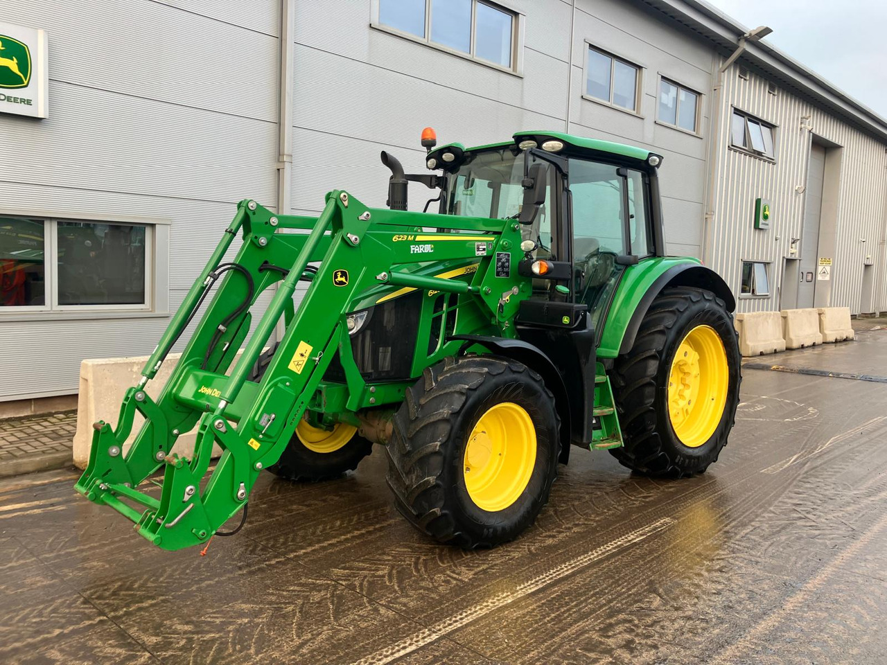 John Deere 6120M - Traktor: obrázek 2 John Deere 6120M - Traktor: obrázek 2