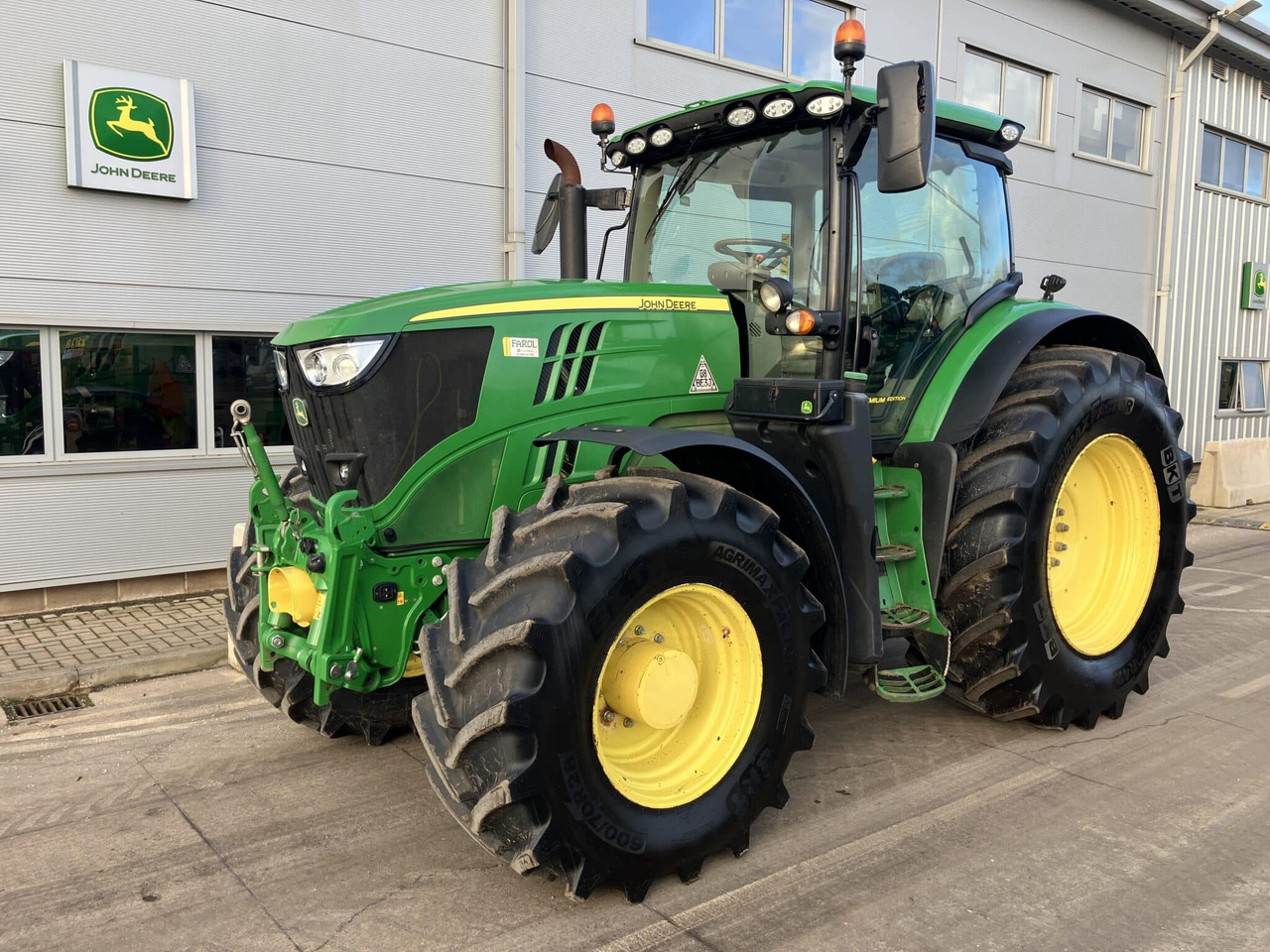 John Deere 6215R - Traktor: obrázek 1 John Deere 6215R - Traktor: obrázek 1