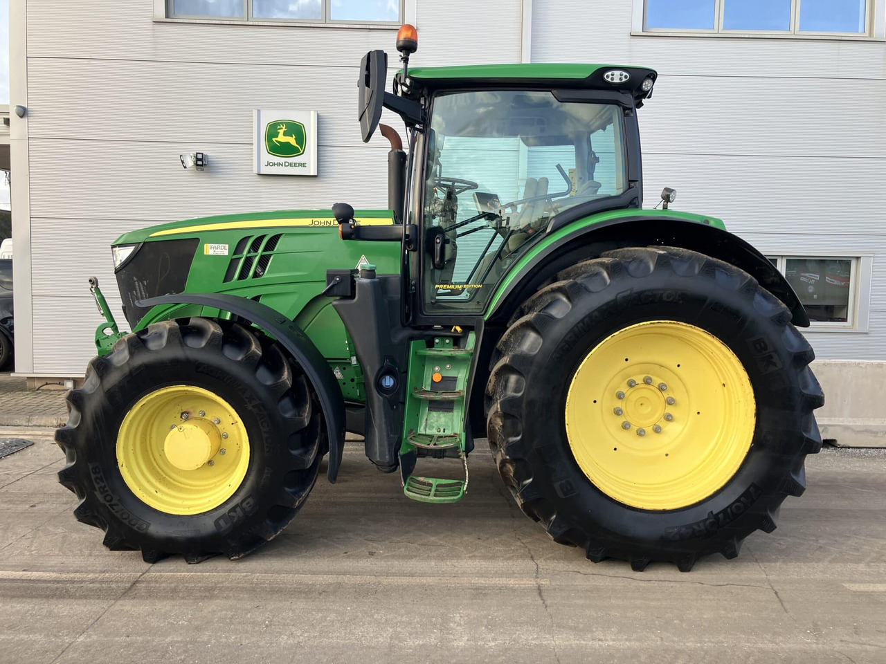 John Deere 6215R - Traktor: obrázek 2 John Deere 6215R - Traktor: obrázek 2