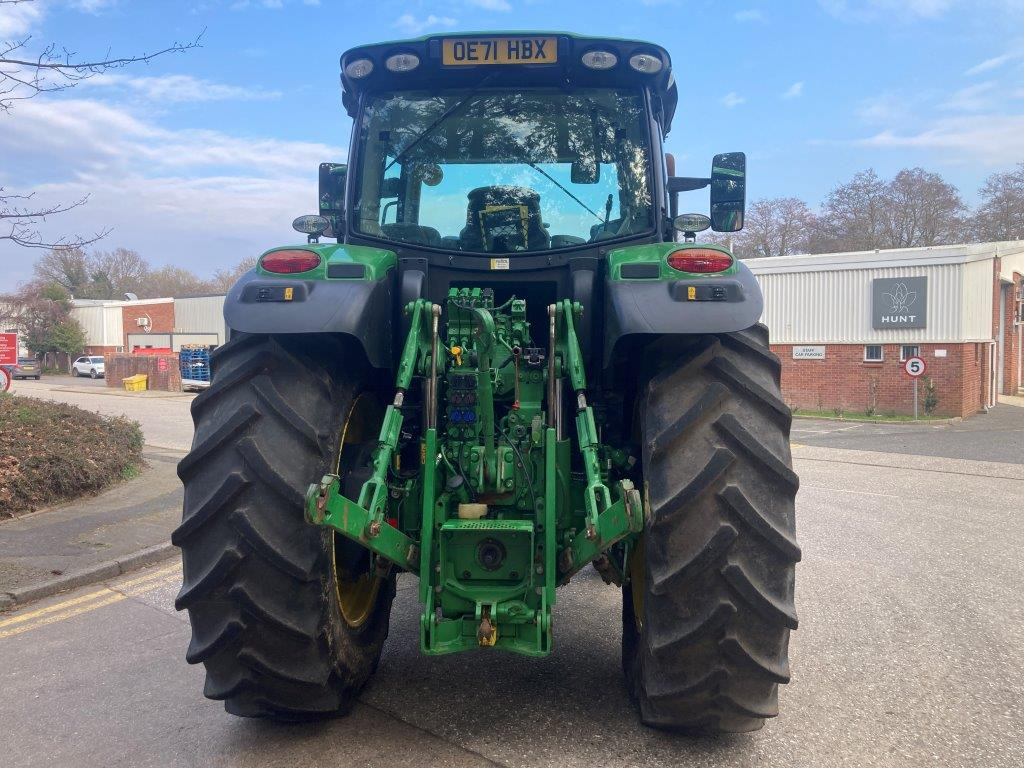 John Deere 6215R - Traktor: obrázek 4 John Deere 6215R - Traktor: obrázek 4