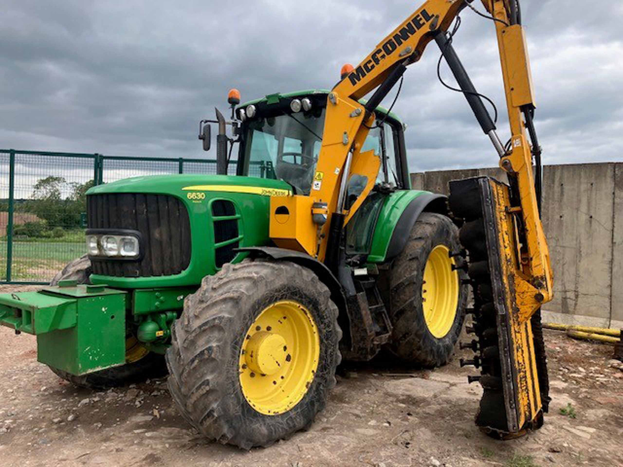 John Deere 6630 Premium + McConnel Mid mount hedgecutter - Traktor: obrázek 1 John Deere 6630 Premium + McConnel Mid mount hedgecutter - Traktor: obrázek 1