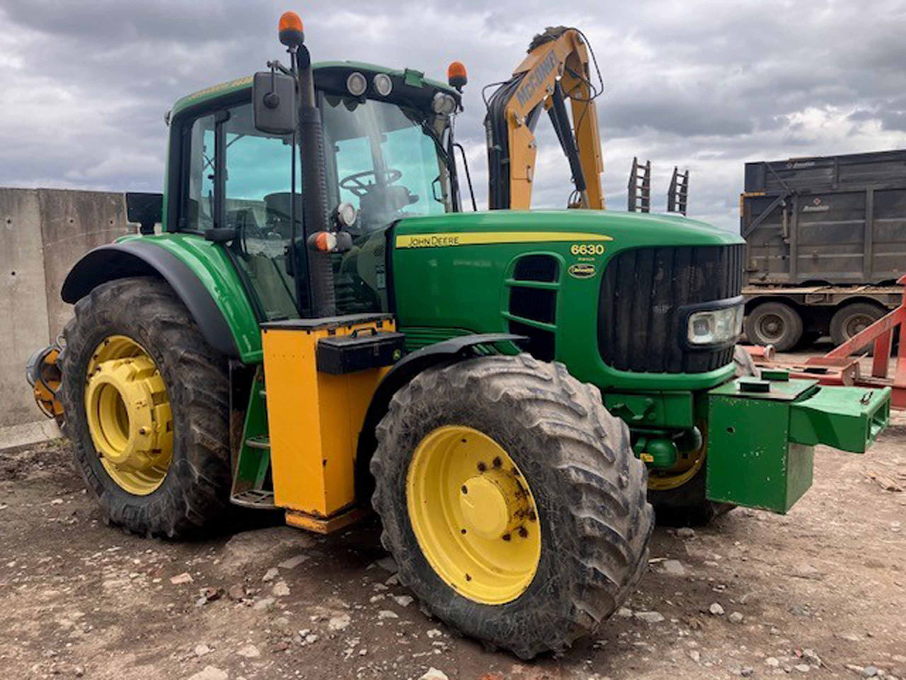 John Deere 6630 Premium + McConnel Mid mount hedgecutter - Traktor: obrázek 2 John Deere 6630 Premium + McConnel Mid mount hedgecutter - Traktor: obrázek 2