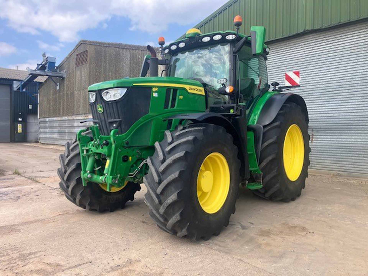 John Deere 6R 215 - Traktor: obrázek 1 John Deere 6R 215 - Traktor: obrázek 1