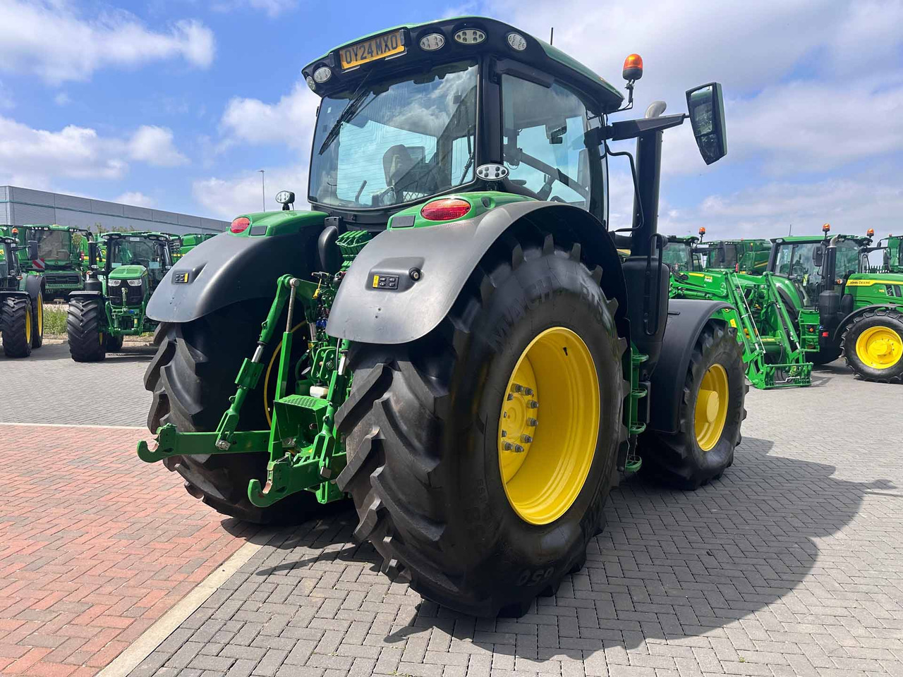 John Deere 6R 215 - Traktor: obrázek 5 John Deere 6R 215 - Traktor: obrázek 5