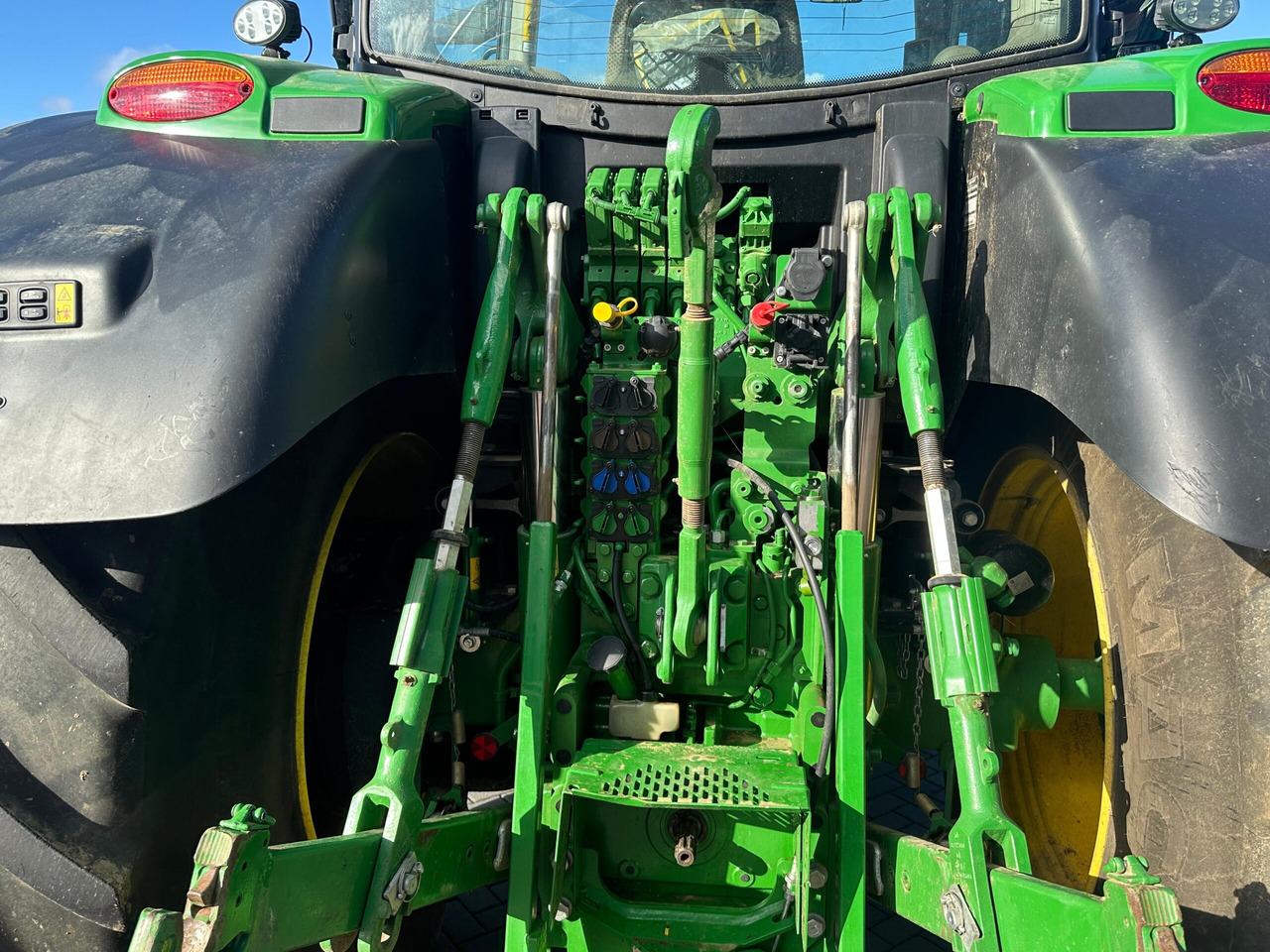 John Deere 6R 215 - Traktor: obrázek 2 John Deere 6R 215 - Traktor: obrázek 2