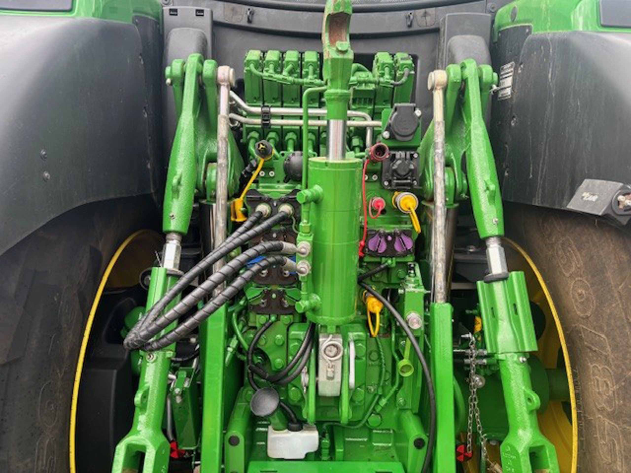 John Deere 6R 215 - Traktor: obrázek 5 John Deere 6R 215 - Traktor: obrázek 5