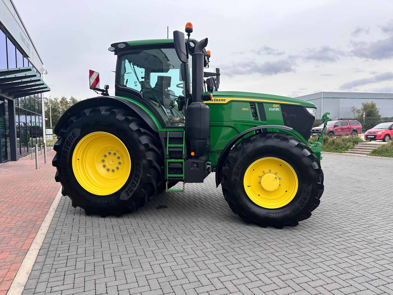 John Deere 6R 250 - Traktor: obrázek 4 John Deere 6R 250 - Traktor: obrázek 4