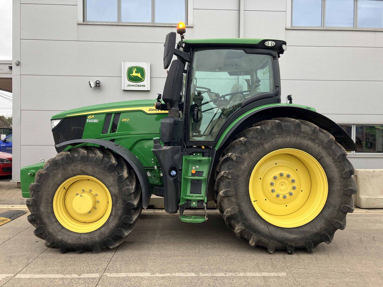 John Deere 6R 250 - Traktor: obrázek 2 John Deere 6R 250 - Traktor: obrázek 2