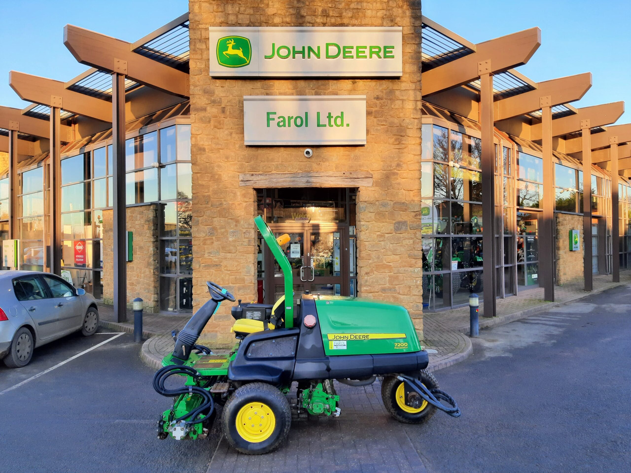 John Deere 7200 utility triple mower - Sekačka na trávu: obrázek 2 John Deere 7200 utility triple mower - Sekačka na trávu: obrázek 2