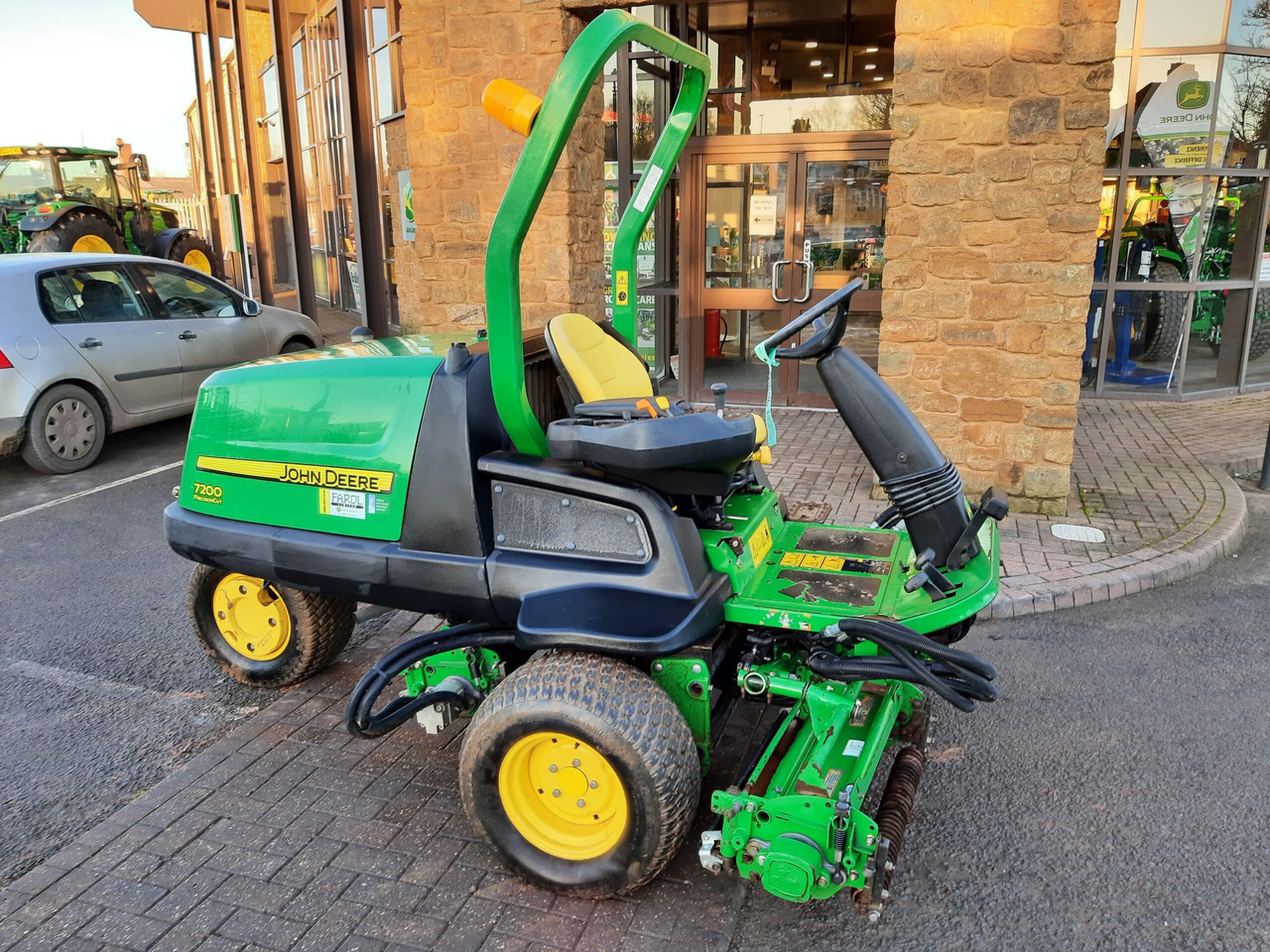 John Deere 7200 utility triple mower - Sekačka na trávu: obrázek 1 John Deere 7200 utility triple mower - Sekačka na trávu: obrázek 1