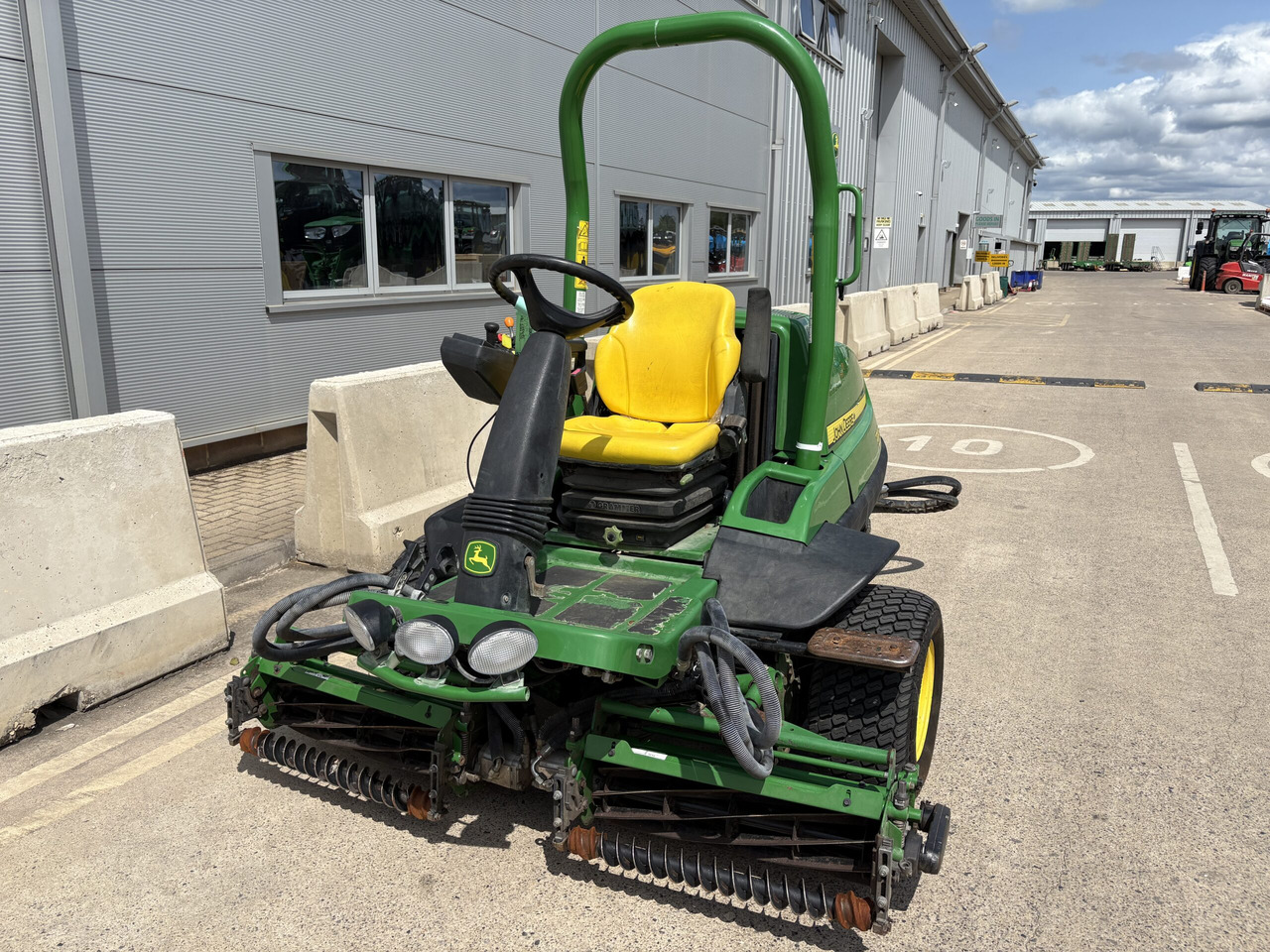 John Deere 7200A Triple Mower - Sekačka na trávu: obrázek 3 John Deere 7200A Triple Mower - Sekačka na trávu: obrázek 3