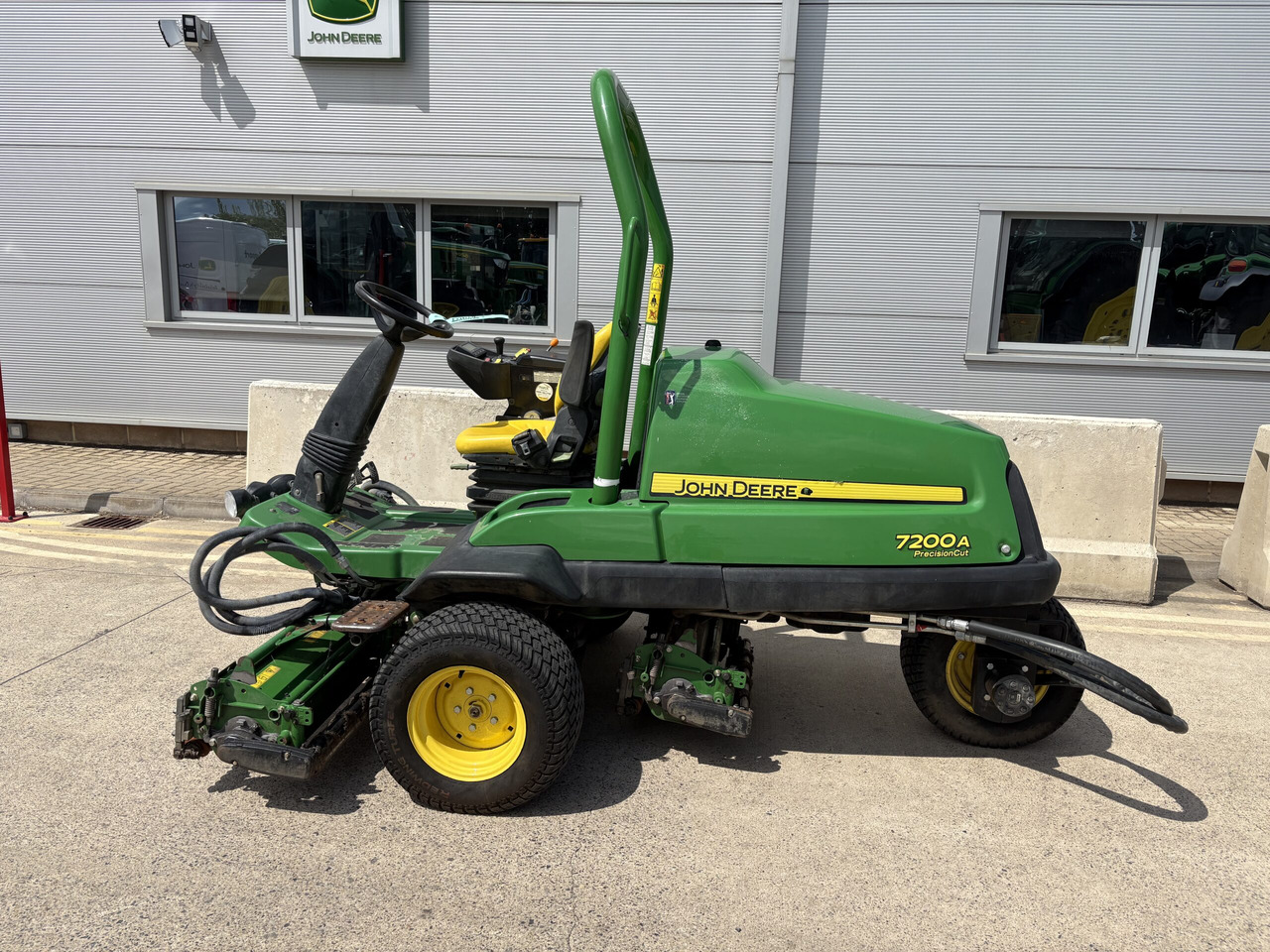 John Deere 7200A Triple Mower - Sekačka na trávu: obrázek 1 John Deere 7200A Triple Mower - Sekačka na trávu: obrázek 1