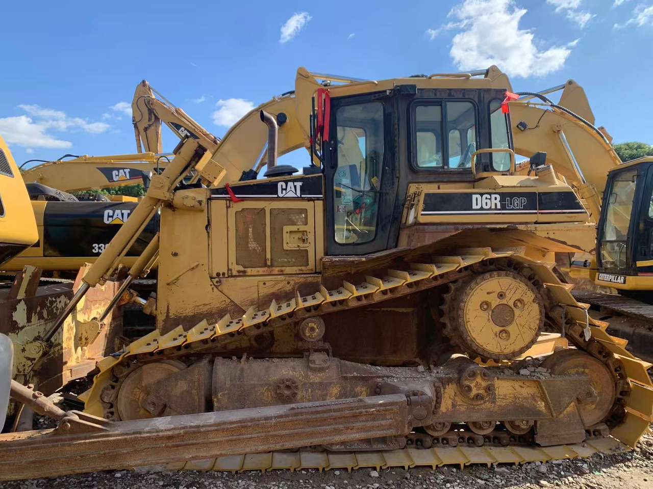 CATERPILLAR D6R - Buldozer: obrázek 1 CATERPILLAR D6R - Buldozer: obrázek 1