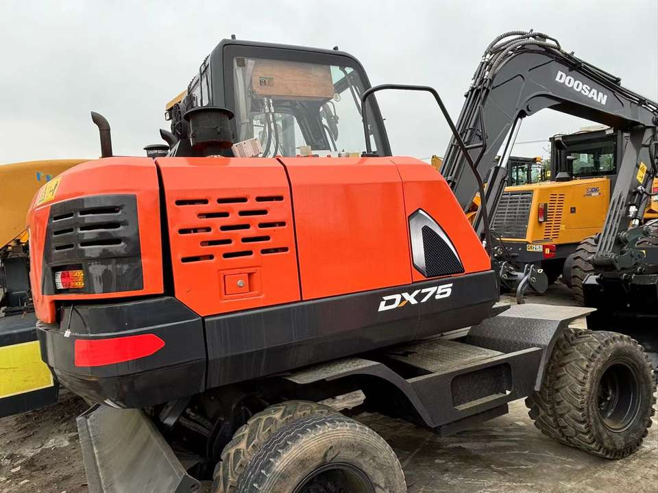 Hot Sale Used Doosan Dx75 Small 7.5t Wheel Excavator South Korea DX75 Mini Excavator for Sale Good Condition - Pásové rýpadlo: obrázek 3 Hot Sale Used Doosan Dx75 Small 7.5t Wheel Excavator South Korea DX75 Mini Excavator for Sale Good Condition - Pásové rýpadlo: obrázek 3