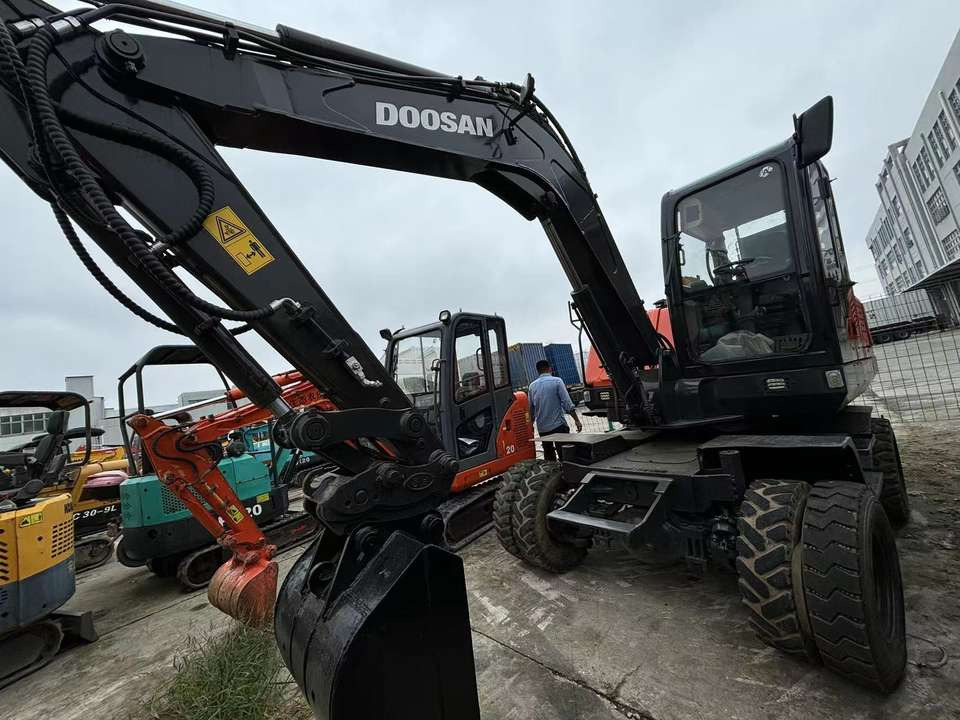 Hot Sale Used Doosan Dx75 Small 7.5t Wheel Excavator South Korea DX75 Mini Excavator for Sale Good Condition - Pásové rýpadlo: obrázek 2 Hot Sale Used Doosan Dx75 Small 7.5t Wheel Excavator South Korea DX75 Mini Excavator for Sale Good Condition - Pásové rýpadlo: obrázek 2