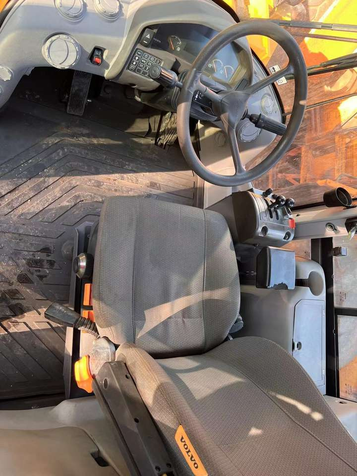 Hot Sale Used VOLVO L120GZ Loader Construction Machinery High Quality Loader VOLVO - Kolový nakladač: obrázek 4 Hot Sale Used VOLVO L120GZ Loader Construction Machinery High Quality Loader VOLVO - Kolový nakladač: obrázek 4