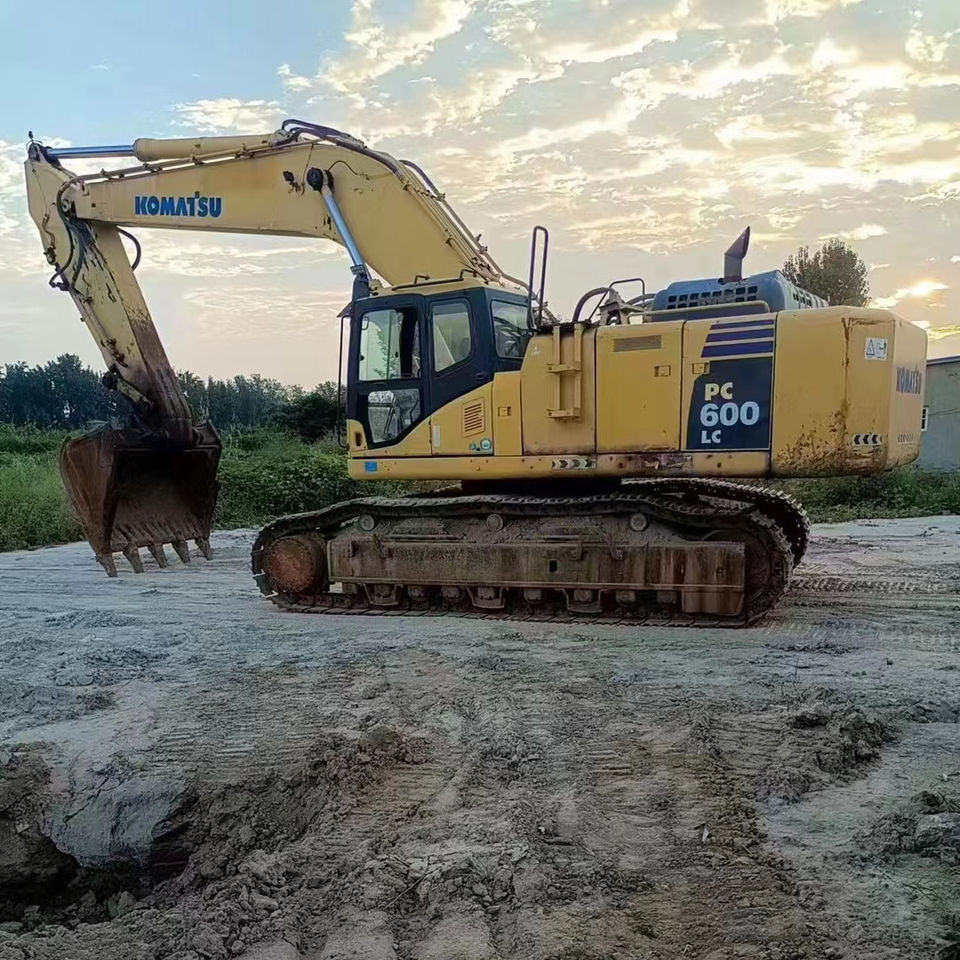 USED EXCAVATOR Good Condition Komatsu PC600-8 Original Japan Cheap Used Excavators Used Original Japan Komatsu PC600 - Pásové rýpadlo: obrázek 1 USED EXCAVATOR Good Condition Komatsu PC600-8 Original Japan Cheap Used Excavators Used Original Japan Komatsu PC600 - Pásové rýpadlo: obrázek 1