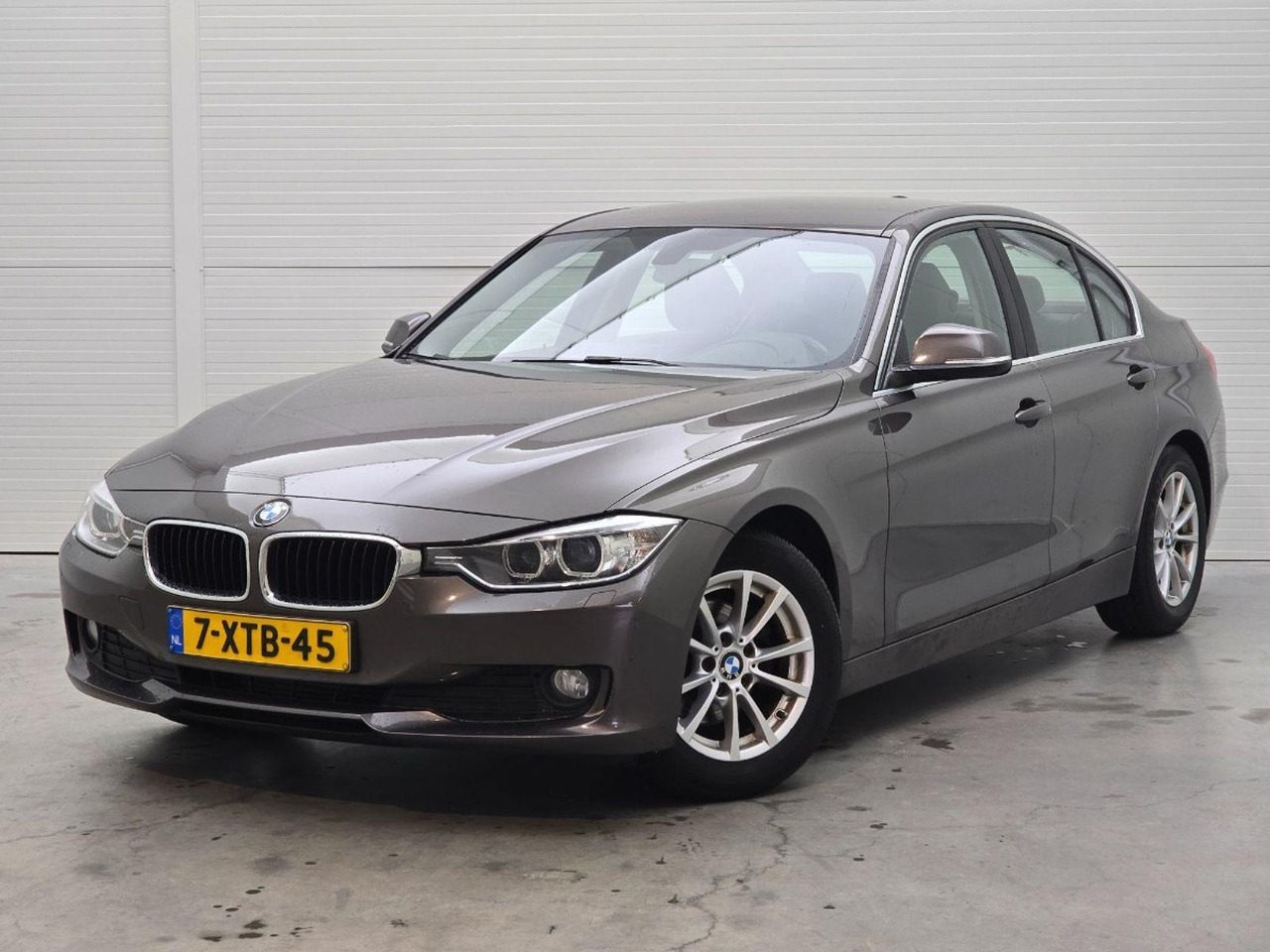 BMW 3-serie 320d EfficientDynamics Edition High Executive | 2014 | 300.611 km | Automaat | 7XTB45 | NAP: Logisch - Sedan: obrázek 1 BMW 3-serie 320d EfficientDynamics Edition High Executive | 2014 | 300.611 km | Automaat | 7XTB45 | NAP: Logisch - Sedan: obrázek 1