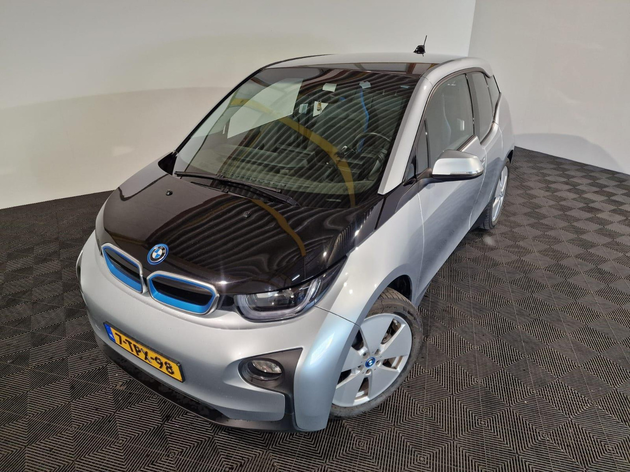 BMW i3 Range Extender 7-TPX-98 48.489 km - Osobní auto: obrázek 1 BMW i3 Range Extender 7-TPX-98 48.489 km - Osobní auto: obrázek 1