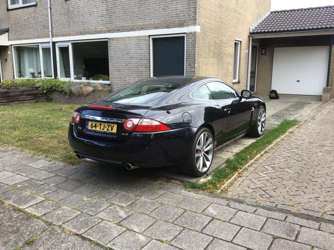 Jaguar | XK | 4.2 V8 Coupé Automaat | 2006 | 266.305 km | 64-TJ-ZV | Logisch - Osobní auto: obrázek 5 Jaguar | XK | 4.2 V8 Coupé Automaat | 2006 | 266.305 km | 64-TJ-ZV | Logisch - Osobní auto: obrázek 5