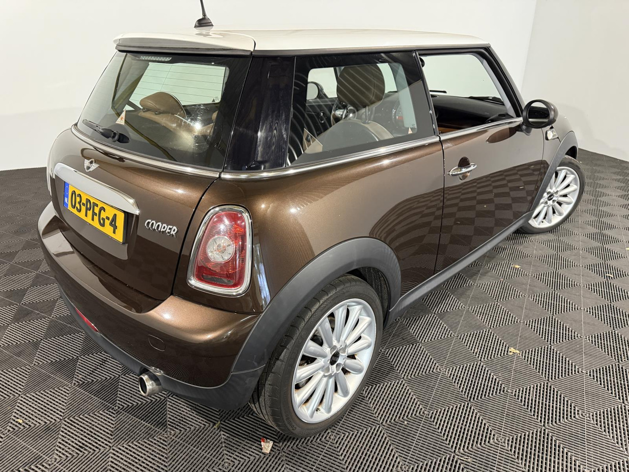 Mini | Mini | 1.6 Cooper Mayfair | 2011 | 199.566 km | 03PFG4 | Logisch - Hatchback: obrázek 4 Mini | Mini | 1.6 Cooper Mayfair | 2011 | 199.566 km | 03PFG4 | Logisch - Hatchback: obrázek 4