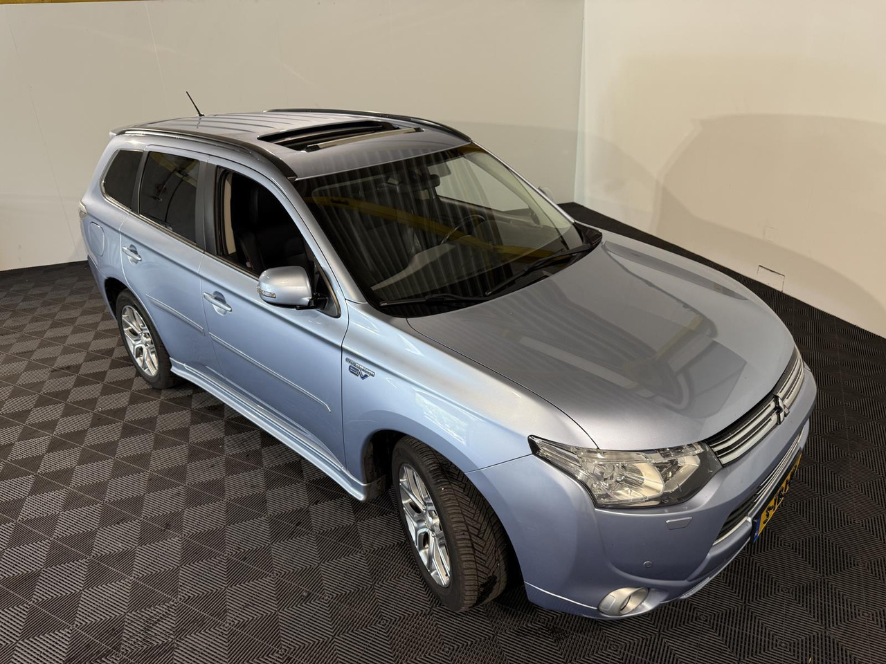 Mitsubishi Outlander 2.0 PHEV Instyle |2013 | 268.145 km | 3-TBJ-10 - SUV: obrázek 2 Mitsubishi Outlander 2.0 PHEV Instyle |2013 | 268.145 km | 3-TBJ-10 - SUV: obrázek 2