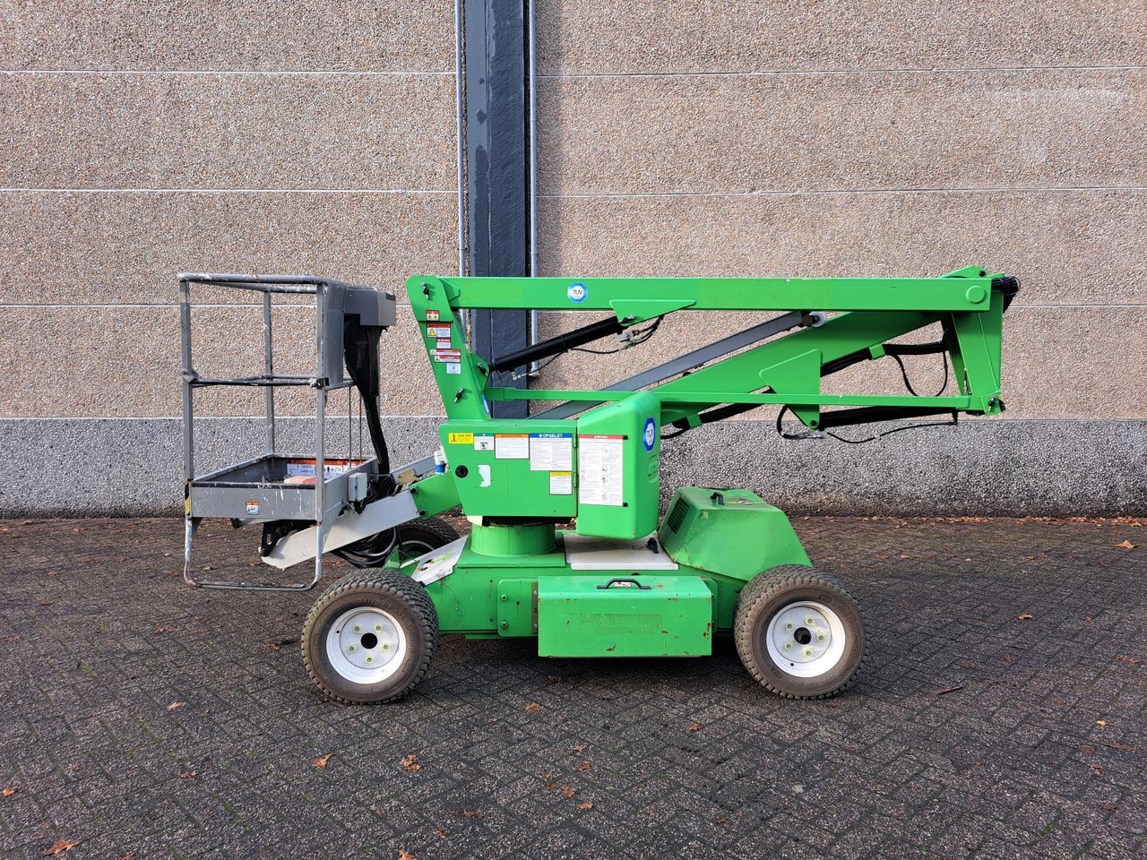 Niftylift HR12 Telescoophoogwerker DE Bi-Energy/Hybride 2WD 12m 2017 - Pracovní plošina: obrázek 4 Niftylift HR12 Telescoophoogwerker DE Bi-Energy/Hybride 2WD 12m 2017 - Pracovní plošina: obrázek 4