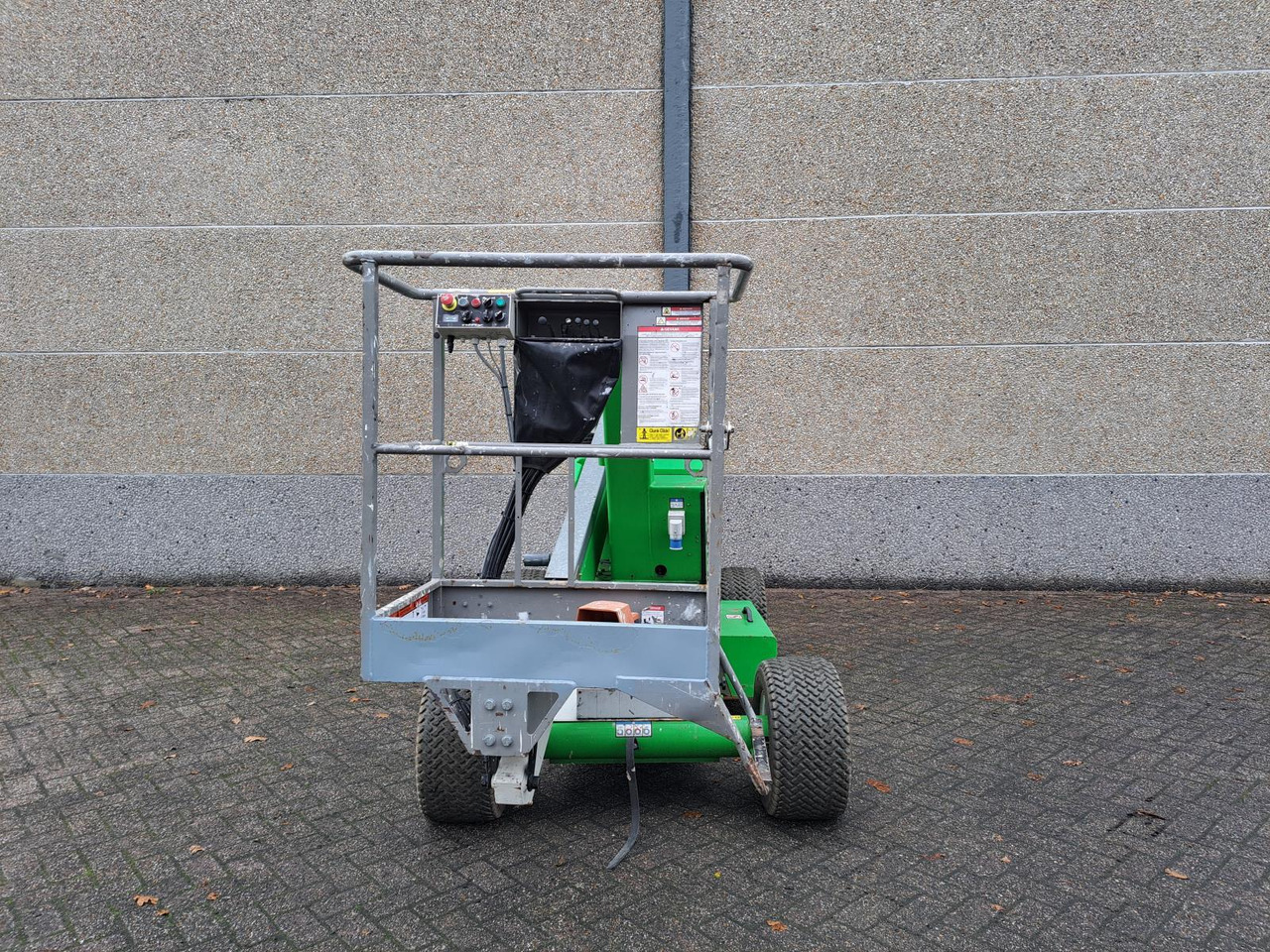Niftylift HR12 Telescoophoogwerker DE Bi-Energy/Hybride 2WD 12m 2017 - Pracovní plošina: obrázek 2 Niftylift HR12 Telescoophoogwerker DE Bi-Energy/Hybride 2WD 12m 2017 - Pracovní plošina: obrázek 2