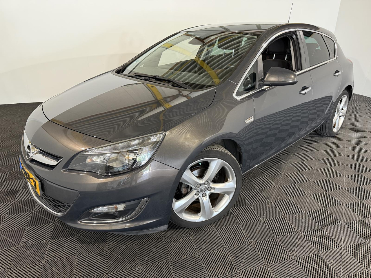 Opel Astra 1.4 Turbo Cosmo | 204.324 km | 2013 | 1-KBZ-97 - Hatchback: obrázek 1 Opel Astra 1.4 Turbo Cosmo | 204.324 km | 2013 | 1-KBZ-97 - Hatchback: obrázek 1