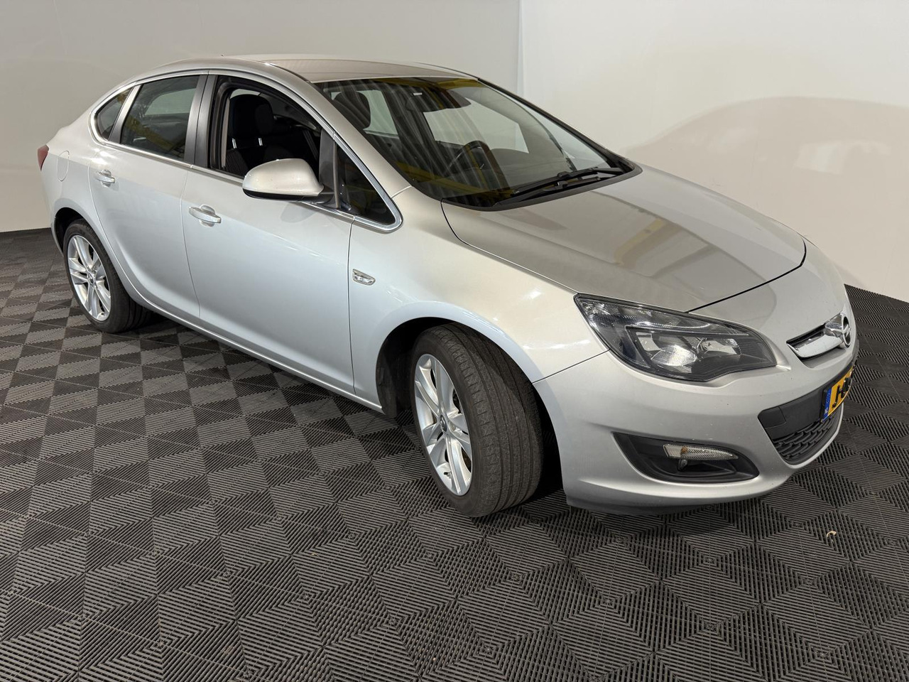 Opel Astra 1.6 CDTi S/S Edition | 2015 | 123.072 km | J-069-VH - Sedan: obrázek 3 Opel Astra 1.6 CDTi S/S Edition | 2015 | 123.072 km | J-069-VH - Sedan: obrázek 3