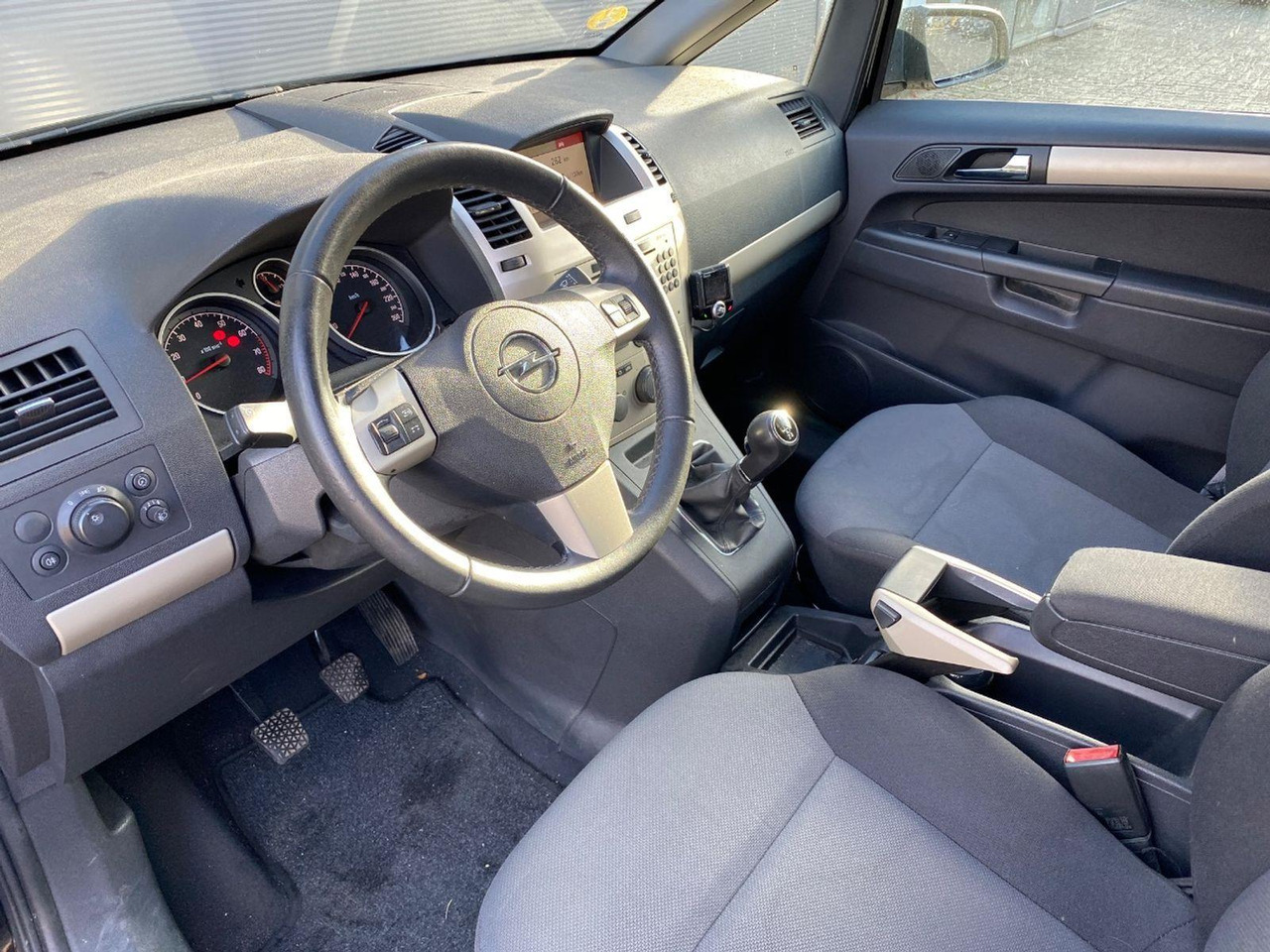 Opel Zafira 1.6 Business | 2008 | 171.131 km | 98HGX8 | NAP: Logisch - Osobní auto: obrázek 5 Opel Zafira 1.6 Business | 2008 | 171.131 km | 98HGX8 | NAP: Logisch - Osobní auto: obrázek 5