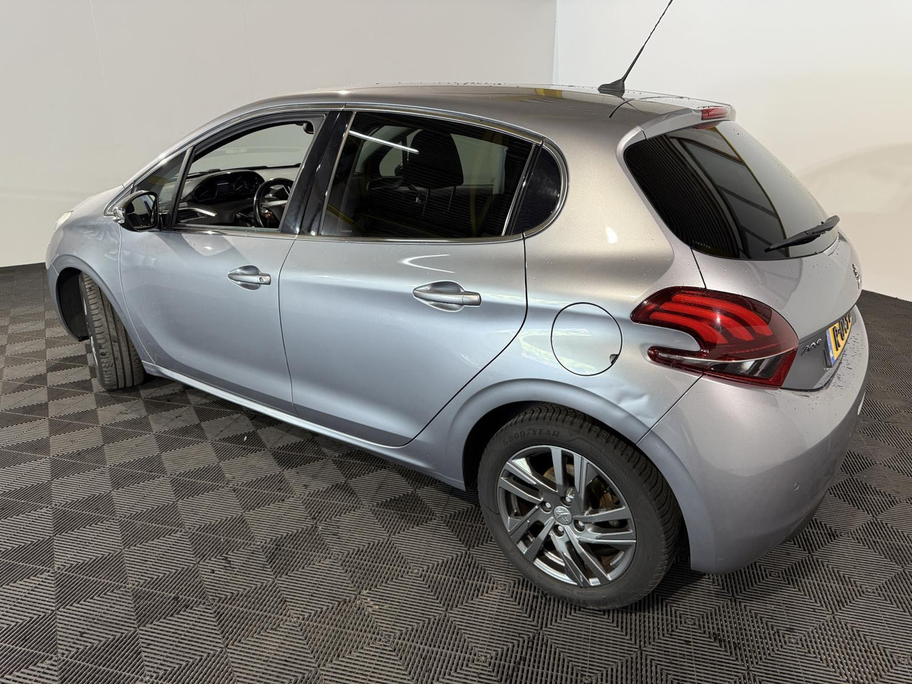 Peugeot | 208 | 1.5 BlueHDi Blue Lease Allure | 2019 | 183.354 km | R049BT | Geen oordeel - Hatchback: obrázek 3 Peugeot | 208 | 1.5 BlueHDi Blue Lease Allure | 2019 | 183.354 km | R049BT | Geen oordeel - Hatchback: obrázek 3