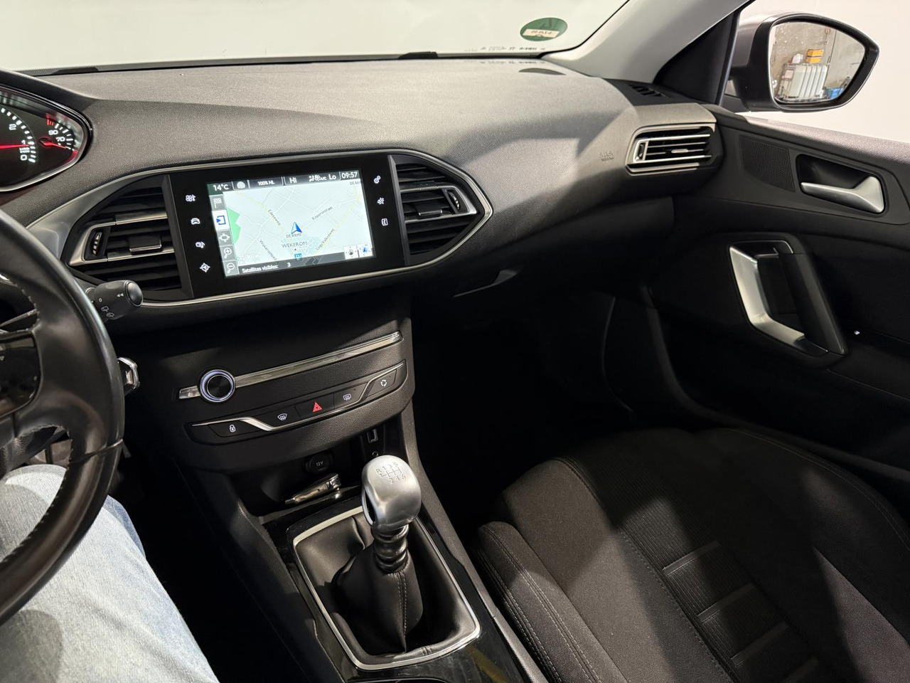 Peugeot | 308 SW | 1.2 e-THP Allure | 2015 | 158.352 km | 6ZJS05 | Logisch - Osobní auto: obrázek 2 Peugeot | 308 SW | 1.2 e-THP Allure | 2015 | 158.352 km | 6ZJS05 | Logisch - Osobní auto: obrázek 2