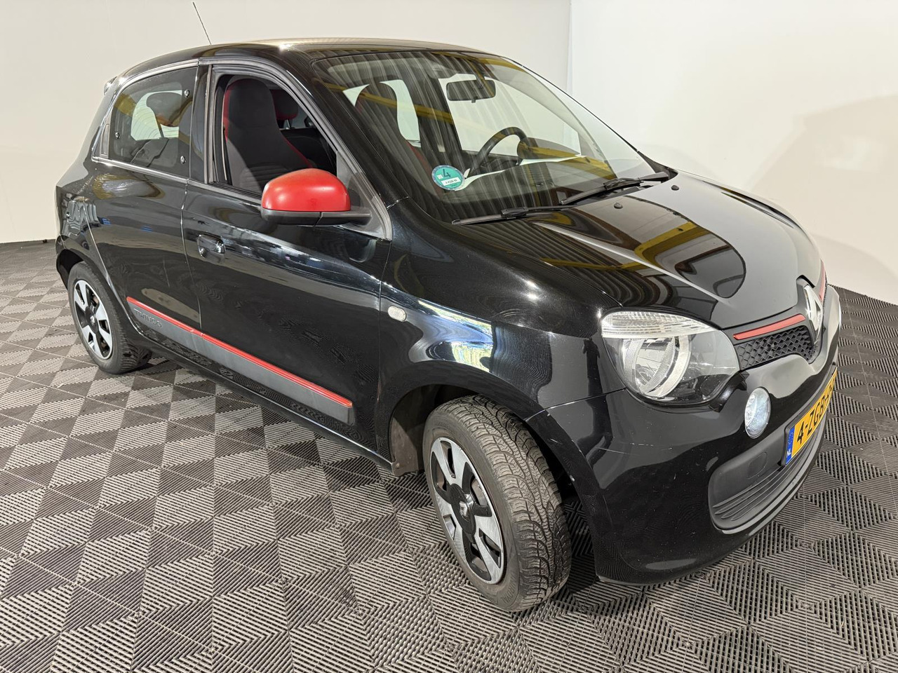 Renault | Twingo | 1.0 SCe Expression | 2015 | 226.056 km | 4ZGB99 | Logisch - Hatchback: obrázek 5 Renault | Twingo | 1.0 SCe Expression | 2015 | 226.056 km | 4ZGB99 | Logisch - Hatchback: obrázek 5