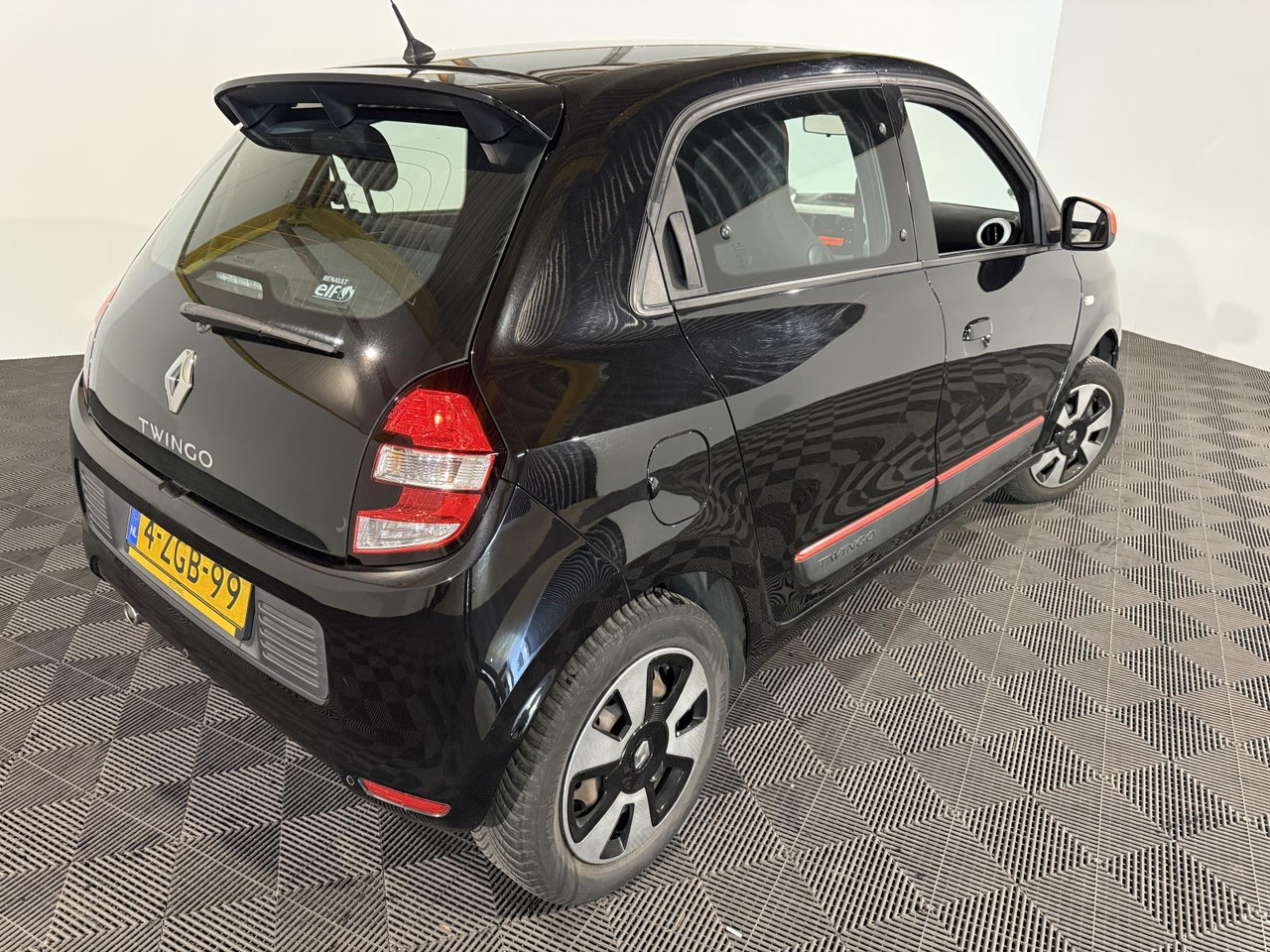 Renault | Twingo | 1.0 SCe Expression | 2015 | 226.056 km | 4ZGB99 | Logisch - Hatchback: obrázek 4 Renault | Twingo | 1.0 SCe Expression | 2015 | 226.056 km | 4ZGB99 | Logisch - Hatchback: obrázek 4