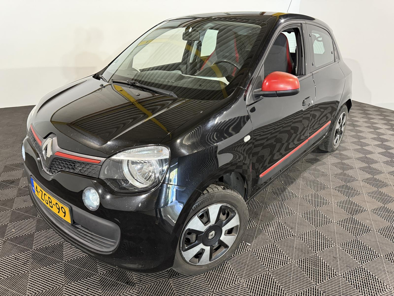 Renault | Twingo | 1.0 SCe Expression | 2015 | 226.056 km | 4ZGB99 | Logisch - Hatchback: obrázek 1 Renault | Twingo | 1.0 SCe Expression | 2015 | 226.056 km | 4ZGB99 | Logisch - Hatchback: obrázek 1