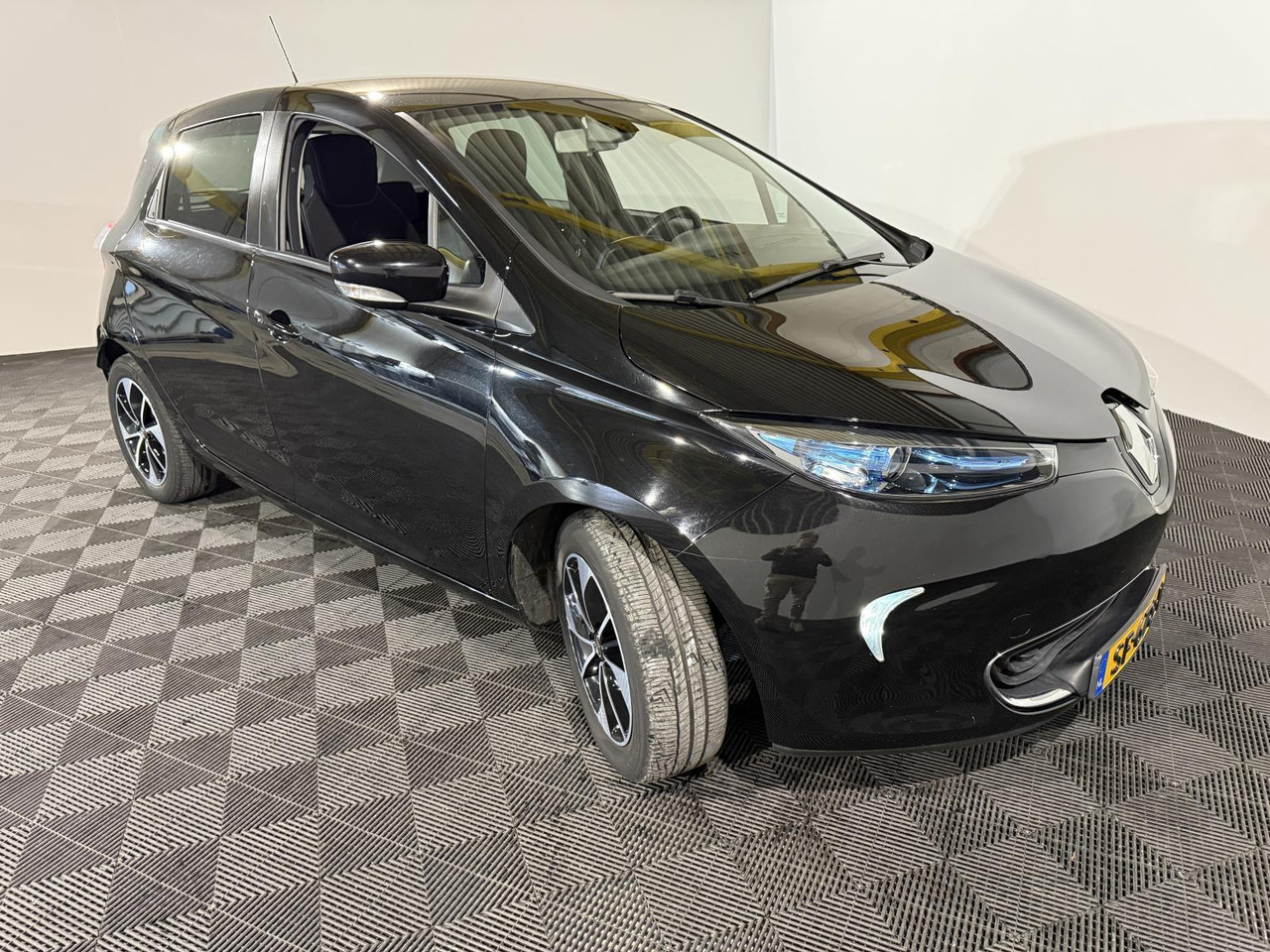 Renault | ZOE | R90 Intens 41 kWh (ex Accu) | 2018 | 117.938 km | Automaat | SF678V | Logisch - Hatchback: obrázek 3 Renault | ZOE | R90 Intens 41 kWh (ex Accu) | 2018 | 117.938 km | Automaat | SF678V | Logisch - Hatchback: obrázek 3