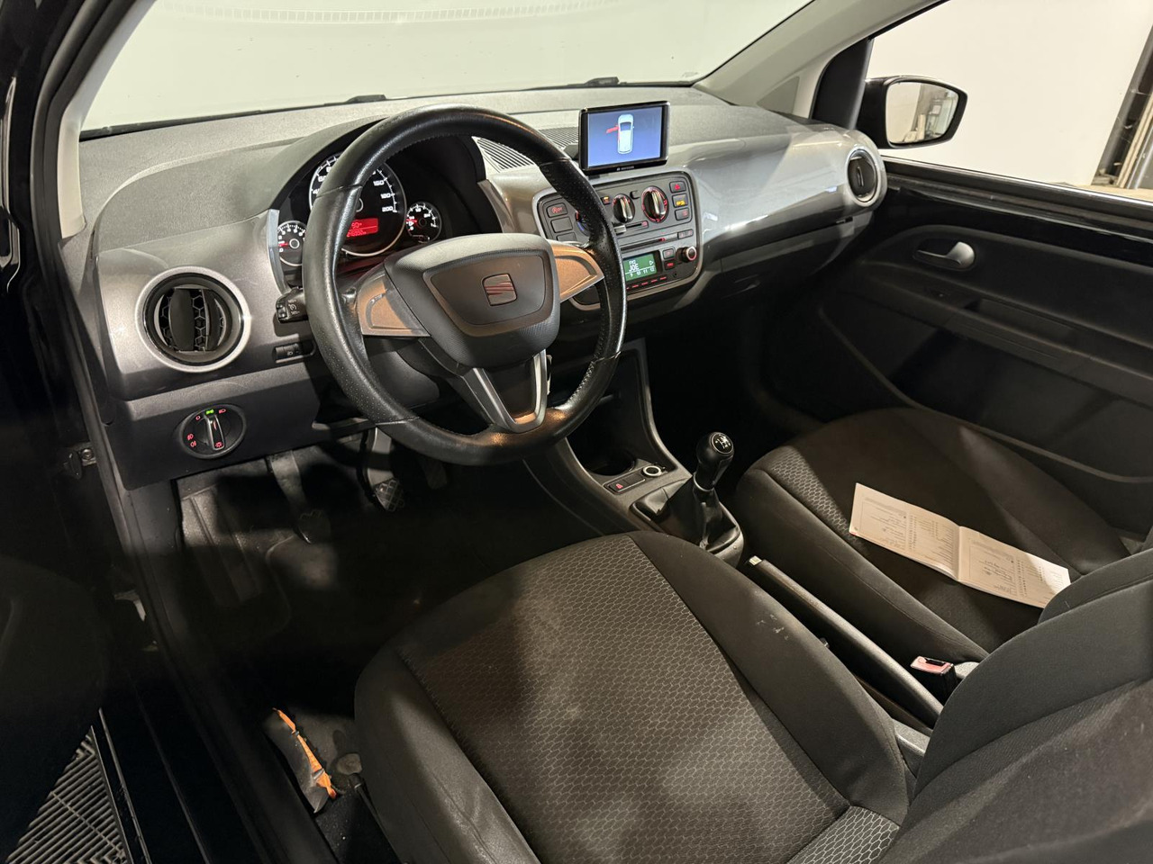 SEAT | Mii | 1.0 Style Sport | 2012 | 246.992 km | 87XVB7 | Logisch - Hatchback: obrázek 4 SEAT | Mii | 1.0 Style Sport | 2012 | 246.992 km | 87XVB7 | Logisch - Hatchback: obrázek 4