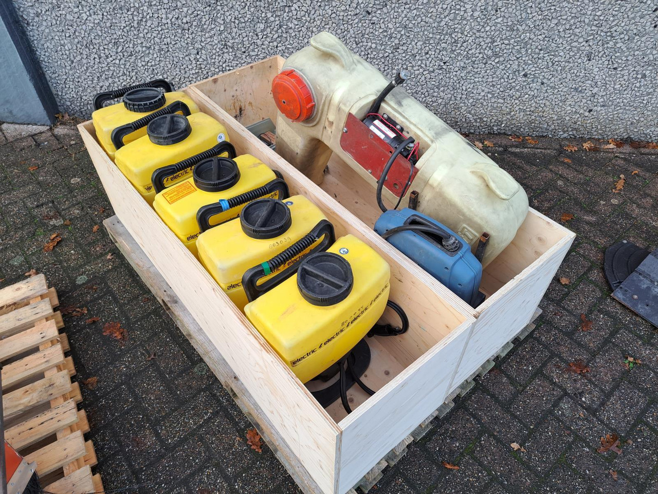 Set Spuitapparatuur: 5x Rugspuit, 2x Duwspuit, 2 Vul-/Spoelmachines, 1x Mantis UVL Spuit Installatie - Úklidový stroj: obrázek 4 Set Spuitapparatuur: 5x Rugspuit, 2x Duwspuit, 2 Vul-/Spoelmachines, 1x Mantis UVL Spuit Installatie - Úklidový stroj: obrázek 4