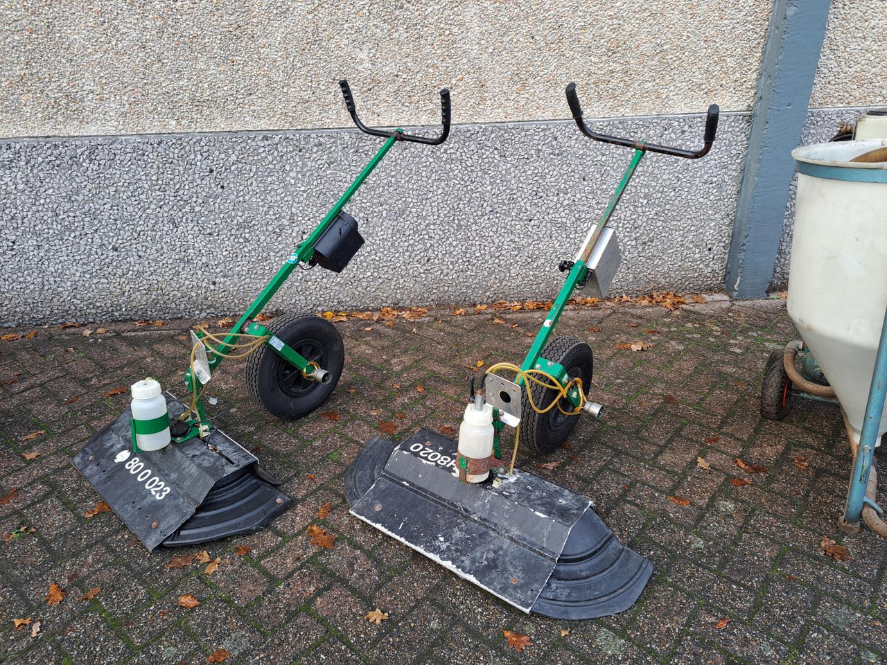 Set Spuitapparatuur: 5x Rugspuit, 2x Duwspuit, 2 Vul-/Spoelmachines, 1x Mantis UVL Spuit Installatie - Úklidový stroj: obrázek 3 Set Spuitapparatuur: 5x Rugspuit, 2x Duwspuit, 2 Vul-/Spoelmachines, 1x Mantis UVL Spuit Installatie - Úklidový stroj: obrázek 3