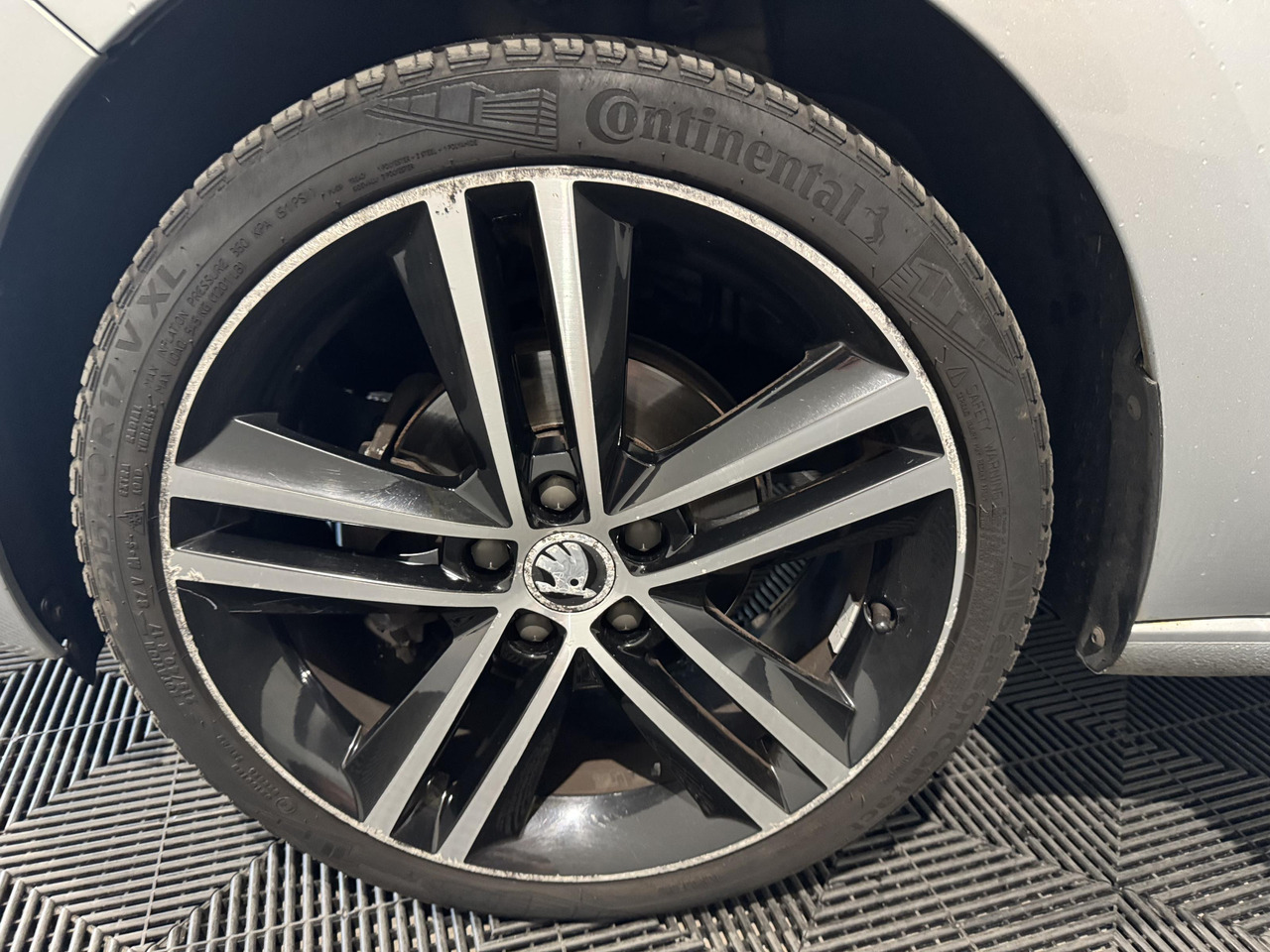 Skoda Rapid Spaceback 1.2 TSI Greentech Ambition Businessline | 2015 | 274.606 km |GH-920-F - Hatchback: obrázek 2 Skoda Rapid Spaceback 1.2 TSI Greentech Ambition Businessline | 2015 | 274.606 km |GH-920-F - Hatchback: obrázek 2