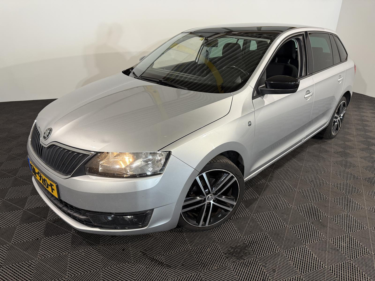 Skoda Rapid Spaceback 1.2 TSI Greentech Ambition Businessline | 2015 | 274.606 km |GH-920-F - Hatchback: obrázek 1 Skoda Rapid Spaceback 1.2 TSI Greentech Ambition Businessline | 2015 | 274.606 km |GH-920-F - Hatchback: obrázek 1