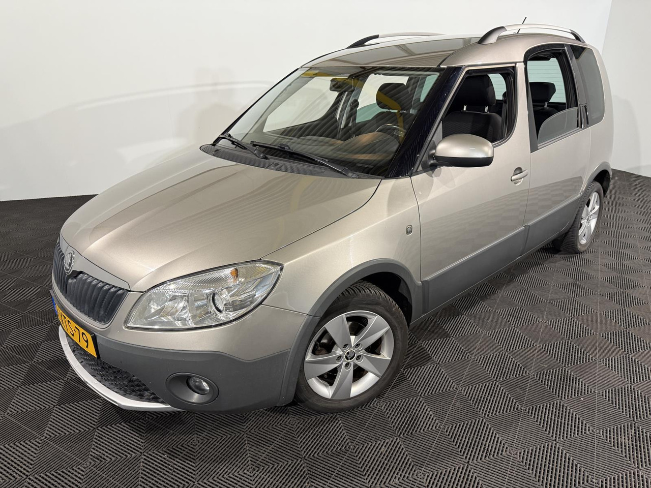 Skoda Roomster 1.2 TSI Drive | 2015 | 119.156 km | 2-XTS-79 - Osobní auto: obrázek 1 Skoda Roomster 1.2 TSI Drive | 2015 | 119.156 km | 2-XTS-79 - Osobní auto: obrázek 1