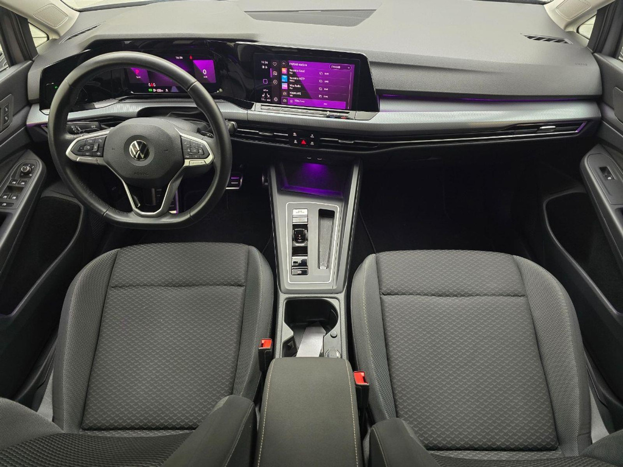 Volkswagen Golf 1.5 eTSI R - Line Business+ | 2022 | 46.250 km | Automaat | R620XD | NAP: Geen oordeel - Hatchback: obrázek 5 Volkswagen Golf 1.5 eTSI R - Line Business+ | 2022 | 46.250 km | Automaat | R620XD | NAP: Geen oordeel - Hatchback: obrázek 5