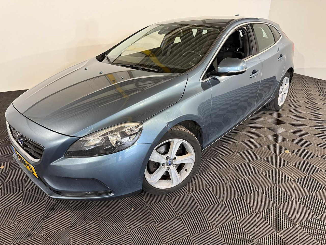 Volvo V40 1.6 T3 Momentum 2013 210.566 km 2-KBP-13 - Osobní auto: obrázek 1 Volvo V40 1.6 T3 Momentum 2013 210.566 km 2-KBP-13 - Osobní auto: obrázek 1