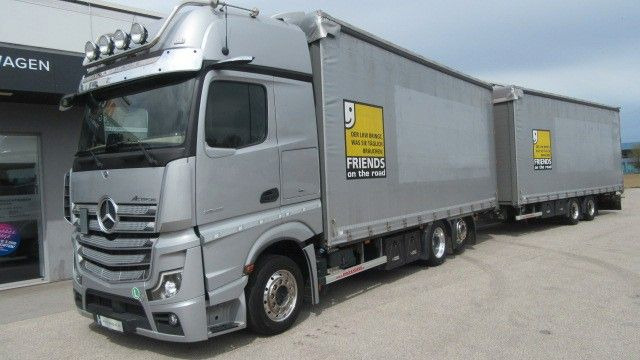 Mercedes-Benz Actros 5 2545LL inkl. Anhänger Voll. 115qm, - Plachtový nákladní auto: obrázek 1 Mercedes-Benz Actros 5 2545LL inkl. Anhänger Voll. 115qm, - Plachtový nákladní auto: obrázek 1