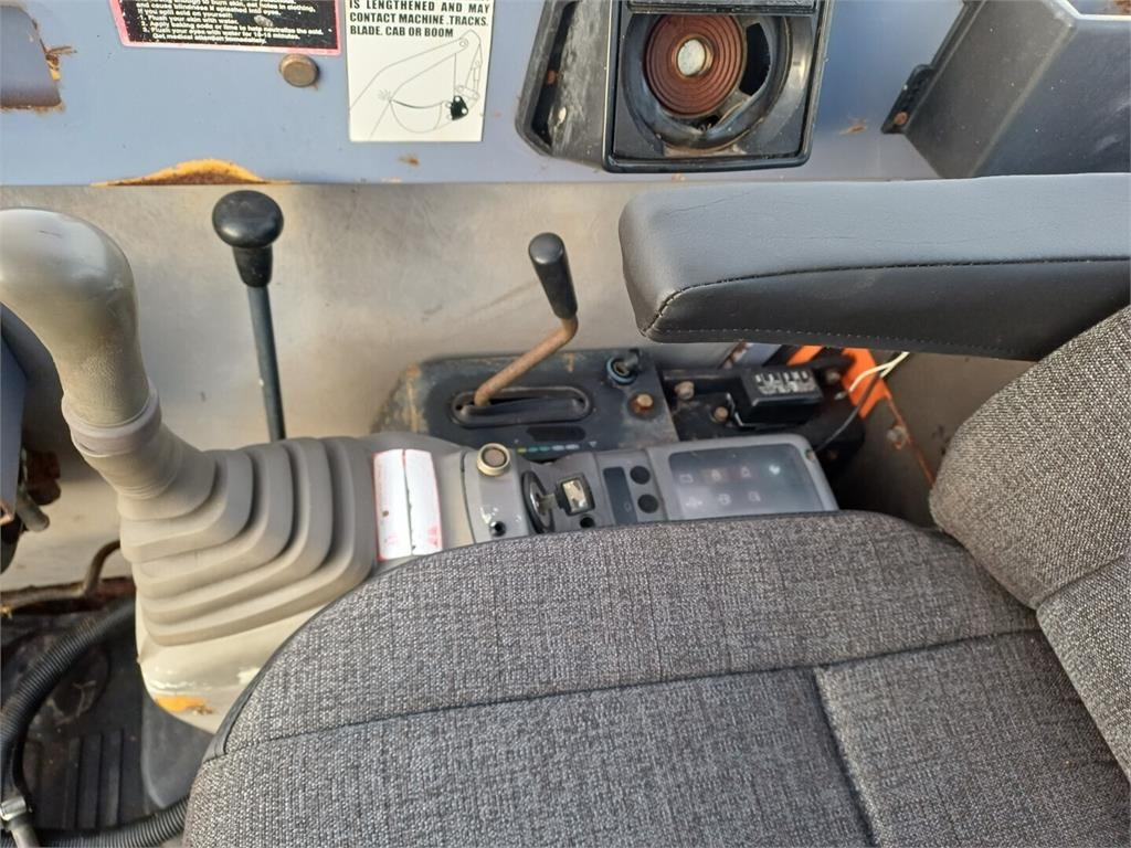 Mini rýpadlo Hitachi EX30 Kallistuvalla liittimellä: obrázek 14