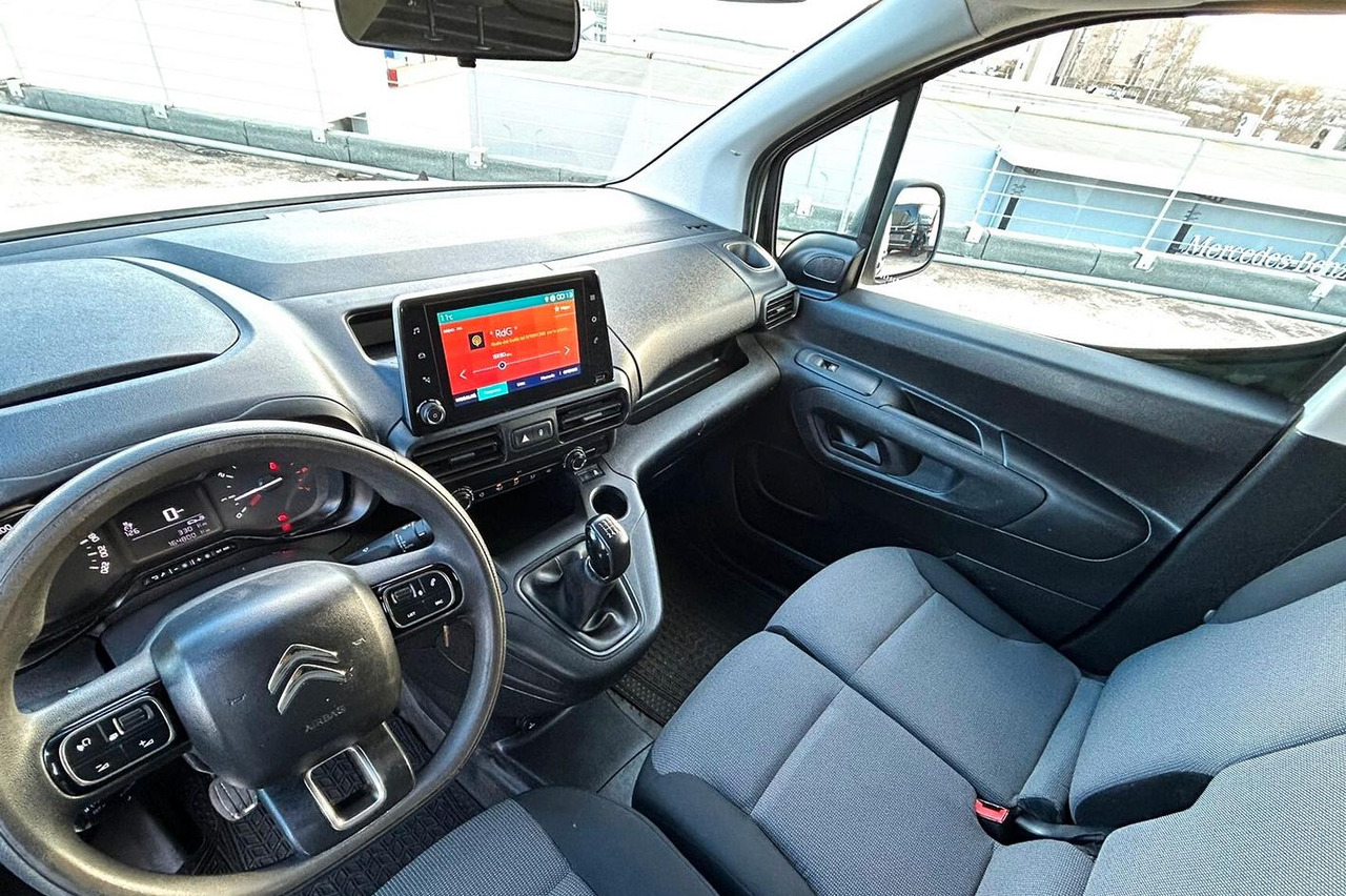 Interior photo 1:  Citroen Berlingo 1.6 hdi 100 cv leasing Citroen Berlingo 1.6 hdi 100 cv