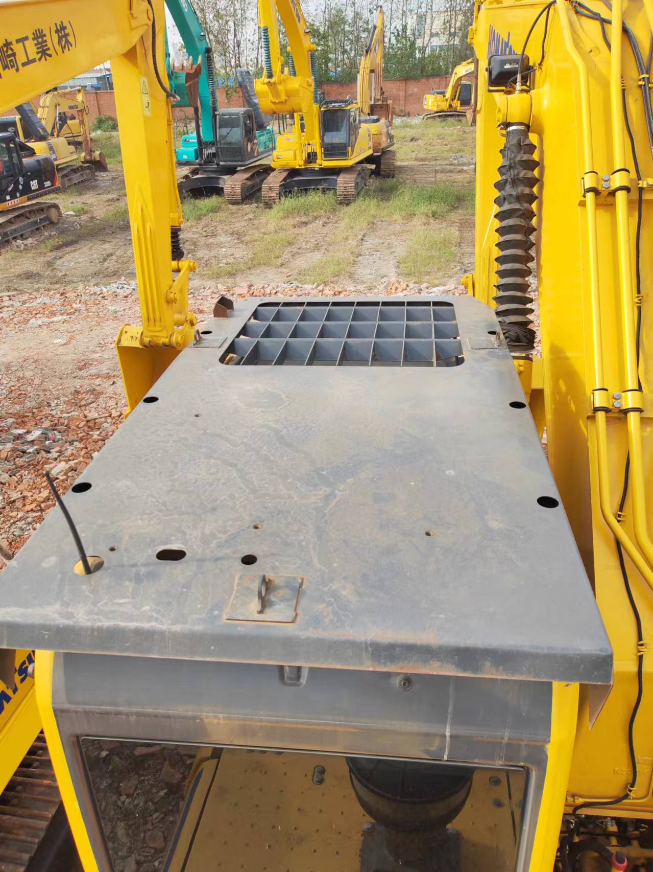 Pásové rýpadlo KOMATSU PC200: obrázek 9